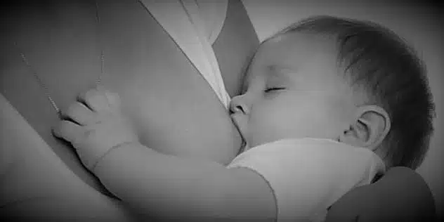 Lactancia materna podría salvar 400.000 vidas infantiles al añoAmpliar los programas de apoyo a la lactancia materna a nivel global podría evitar cada año casi 400.000 muertes infantiles y 140.000 maternas, destacaron este viernes la Organización Mundial de la Salud (OMS) y el Fondo de la ONU para la Infancia (Unicef).  En un comunicado conjunto con ocasión del inicio de la Semana Mundial de la Lactancia Materna, el director general de la OMS, Tedros Adhanom Ghebreyesus, y la directora ejecutiva de Unicef, Catherine Russell, subrayaron que demasiadas madres en el mundo siguen sin poder acceder a servicios para facilitar esta práctica.  OMS y Unicef destacaron que la proporción de niños que siguen recibiendo lactancia materna hasta los dos años ha aumentado del 38% al 50% en el último lustro, y subrayaron los beneficios que esto tiene para madres e hijos.  A los bebés les aporta nutrientes esenciales, refuerza su inmunidad y favorece su desarrollo cognitivo, mientras que ayuda a las madres a reducir el riesgo de contraer enfermedades no transmisibles como el cáncer de mama, el de ovarios o la diabetes de tipo 2.  «Las inversiones sostenidas en políticas y programas dirigidos a las madres y familias están dando resultados, pero los progresos siguen siendo desiguales y muchos países se encuentran por detrás de los objetivos mundiales», señalaron las agencias de Naciones Unidas.  OMS y Unicef añadieron que por cada dólar invertido en la promoción de la lactancia materna se generan unos 59, gracias a la reducción de costes sanitarios y la mejora del nivel cognitivo, educativo y, a la larga, económico de los niños beneficiados.Ampliar los programas de apoyo a la lactancia materna a nivel global podría evitar cada año casi 400.000 muertes infantiles y 140.000 maternas, destacaron este viernes la Organización Mundial de la Salud (OMS) y el Fondo de la ONU para la Infancia (Unicef).  En un comunicado conjunto con ocasión del inicio de la Semana Mundial de la Lactancia Materna, el director general de la OMS, Tedros Adhanom Ghebreyesus, y la directora ejecutiva de Unicef, Catherine Russell, subrayaron que demasiadas madres en el mundo siguen sin poder acceder a servicios para facilitar esta práctica.  OMS y Unicef destacaron que la proporción de niños que siguen recibiendo lactancia materna hasta los dos años ha aumentado del 38% al 50% en el último lustro, y subrayaron los beneficios que esto tiene para madres e hijos.  A los bebés les aporta nutrientes esenciales, refuerza su inmunidad y favorece su desarrollo cognitivo, mientras que ayuda a las madres a reducir el riesgo de contraer enfermedades no transmisibles como el cáncer de mama, el de ovarios o la diabetes de tipo 2.  «Las inversiones sostenidas en políticas y programas dirigidos a las madres y familias están dando resultados, pero los progresos siguen siendo desiguales y muchos países se encuentran por detrás de los objetivos mundiales», señalaron las agencias de Naciones Unidas.  OMS y Unicef añadieron que por cada dólar invertido en la promoción de la lactancia materna se generan unos 59, gracias a la reducción de costes sanitarios y la mejora del nivel cognitivo, educativo y, a la larga, económico de los niños beneficiados.